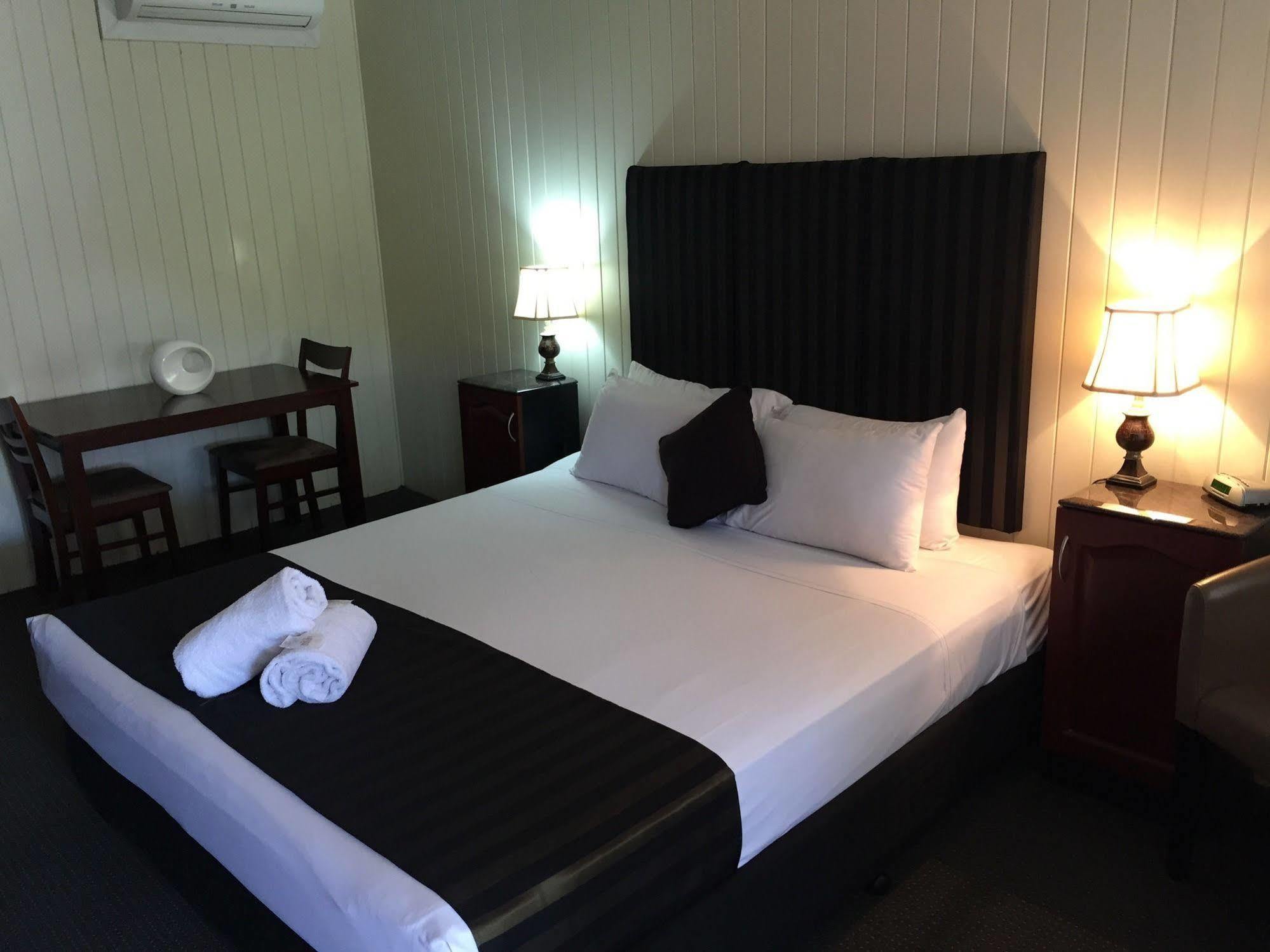 Country Plaza Motor Inn Mackay Kültér fotó