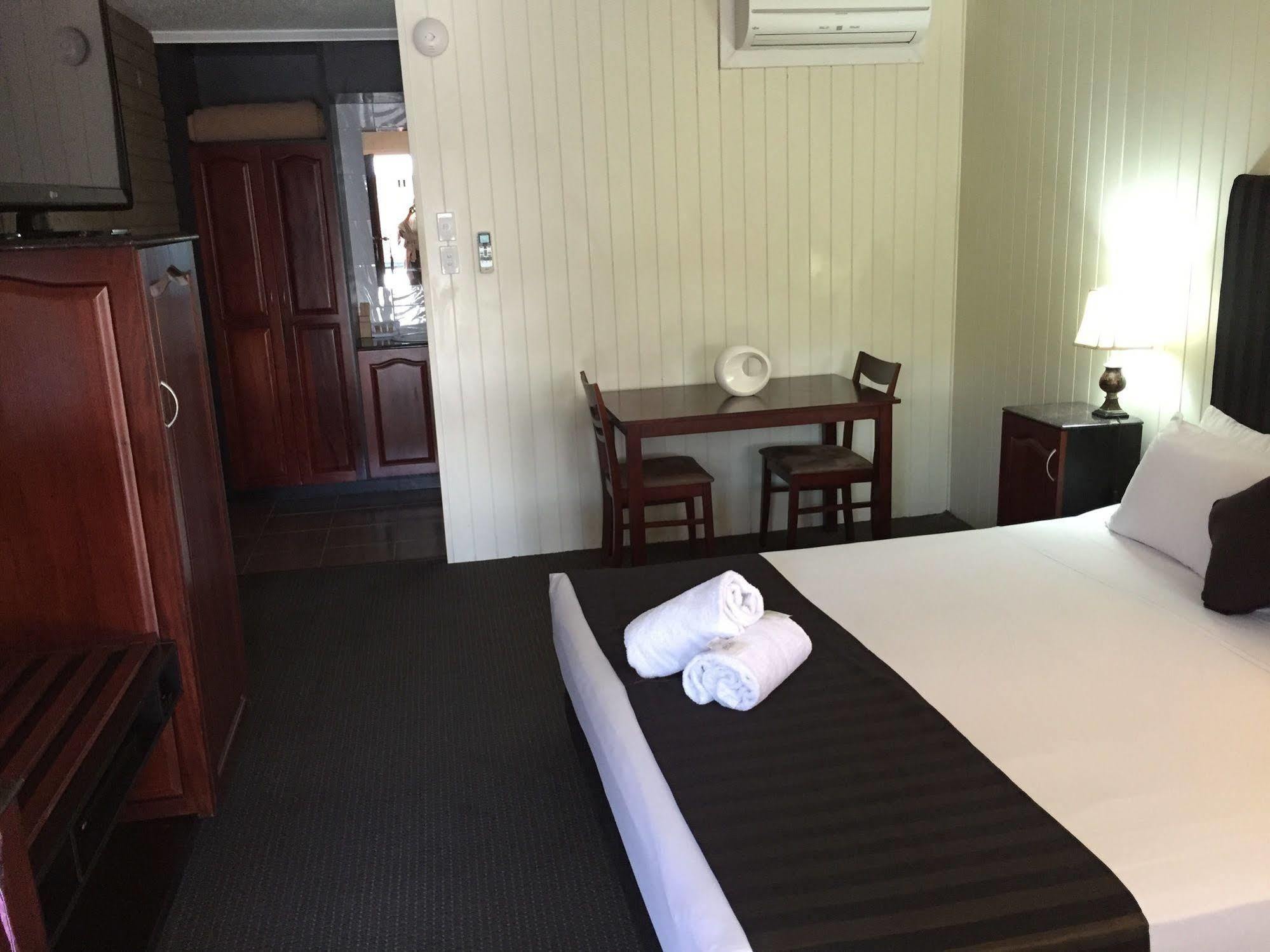 Country Plaza Motor Inn Mackay Kültér fotó